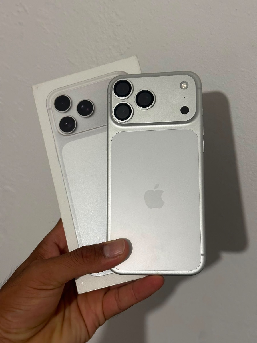 Iphone 17 pro max 256gb battary 100% . Full box . Fully registered. *$1450*.