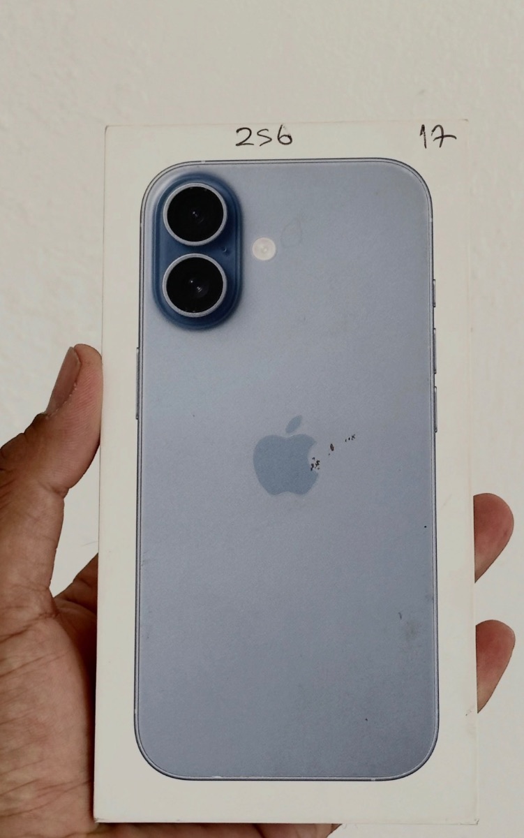 New iPhone 17 256 gb 100% battery health. 1 year warranty. Fully registered *$950*.